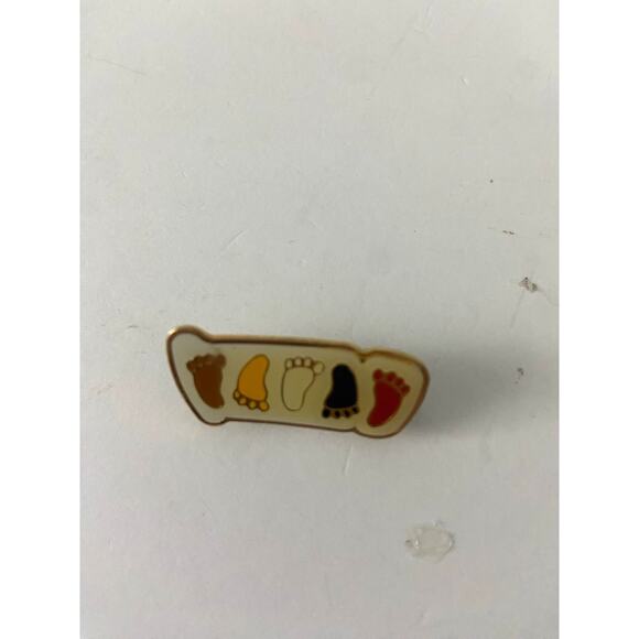 Colorful feet pin - Picture 1 of 3
